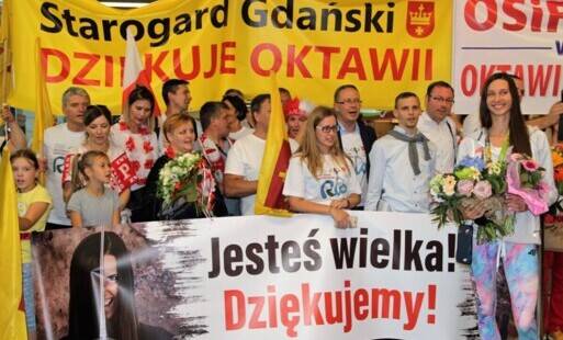Zdjęcie do Starogardzianie powitali Oktawię Nowacką na warszawskim lotnisku