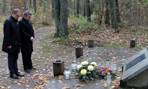Zdjęcie do Władze miasta odwiedziły groby w Lesie Szpęgawskim