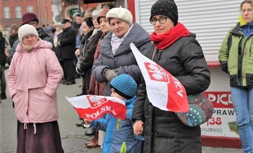 Zdjęcie do Powiewające flagi, wsp&oacute;lny marsz i śpiew...tak starogardzianie uczcili Narodowe Święto Niepodległości