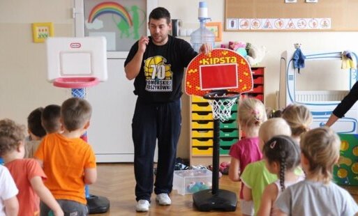 Zdjęcie do "W zdrowym ciele - zdrowy duch, koszyk&oacute;wkę poczuj już", czyli na sportwo w przedszkolu "Tęczą Malowane"