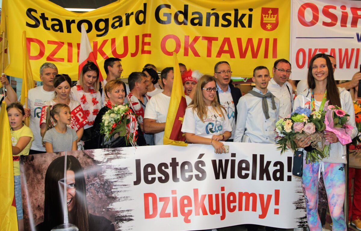 Starogardzianie powitali Oktawię Nowacką na warszawskim lotnisku