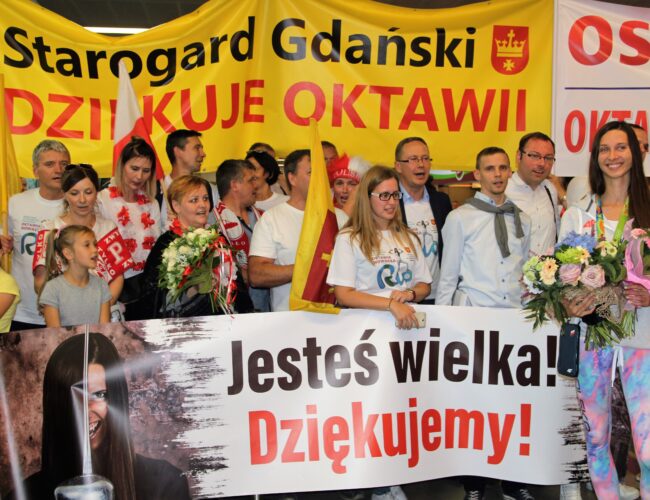 Starogardzianie powitali Oktawię Nowacką na warszawskim lotnisku