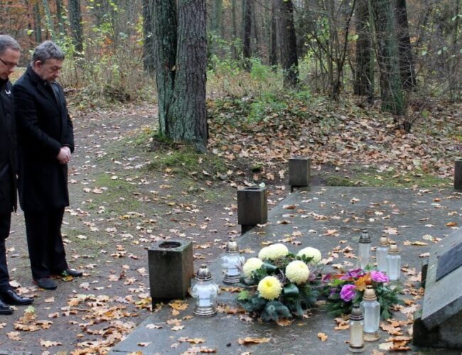 Władze miasta odwiedziły groby w Lesie Szpęgawskim