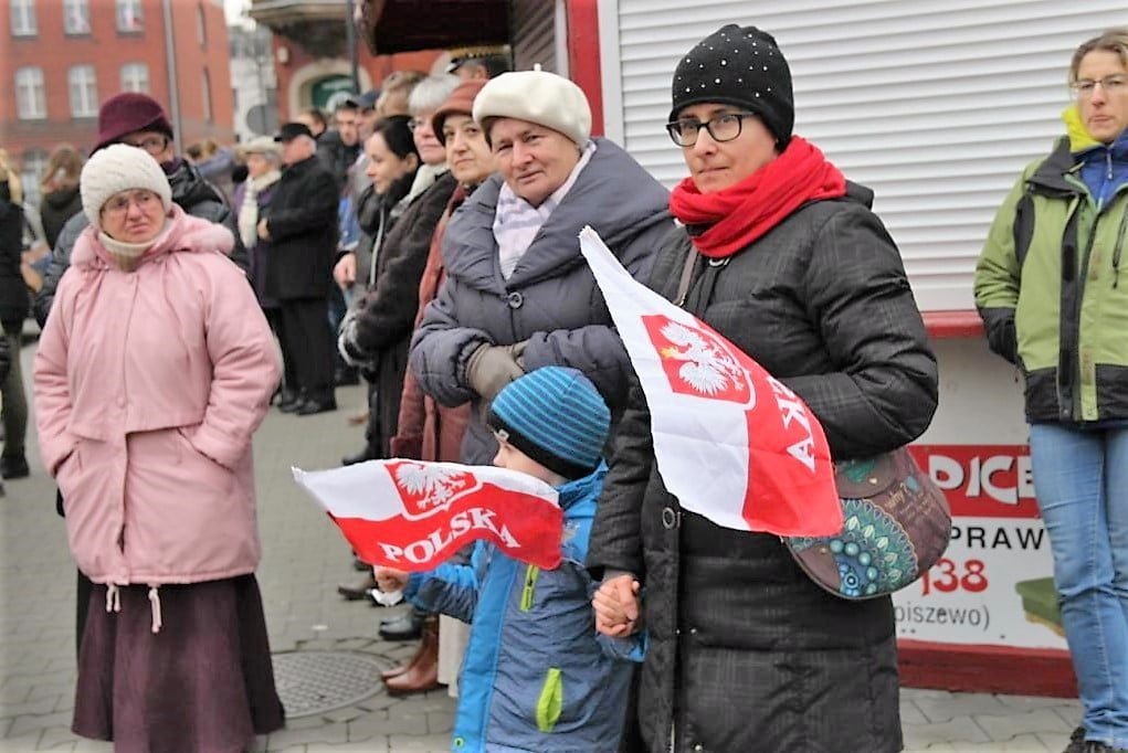 Powiewające flagi, wspólny marsz i śpiew…tak starogardzianie uczcili Narodowe Święto Niepodległości