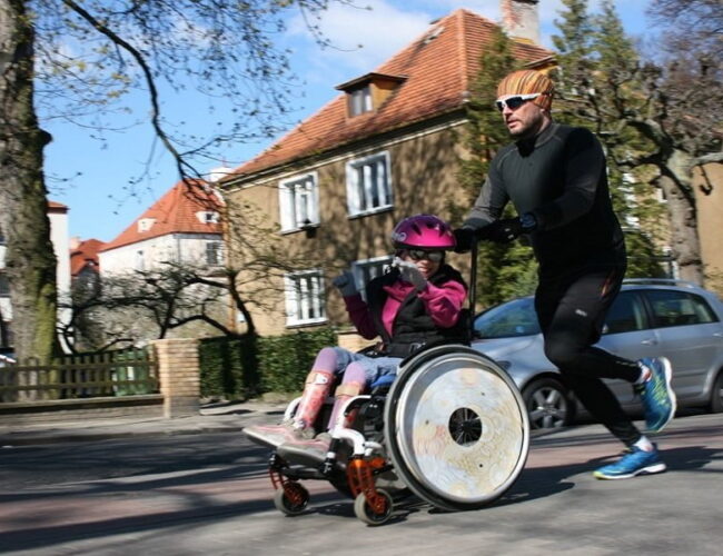 Niepełnosprawna dziewczynka wystartuje w triathlonie