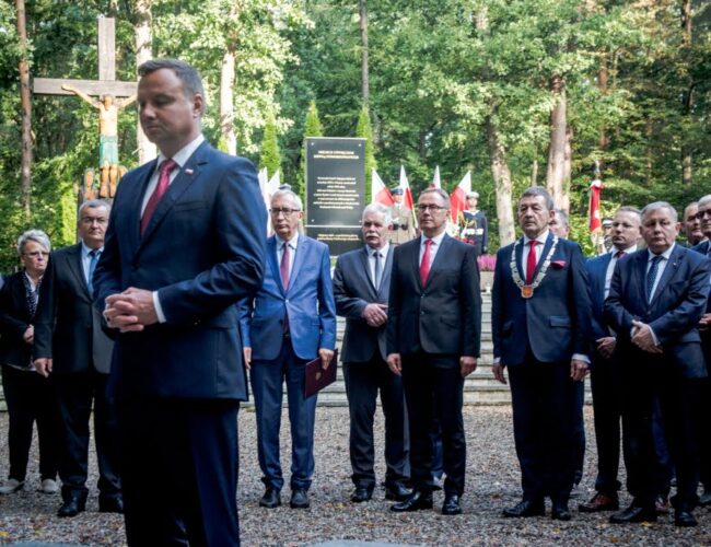 Prezydent Andrzej Duda zapalił znicze na grobach w Lesie Szpęgawskim