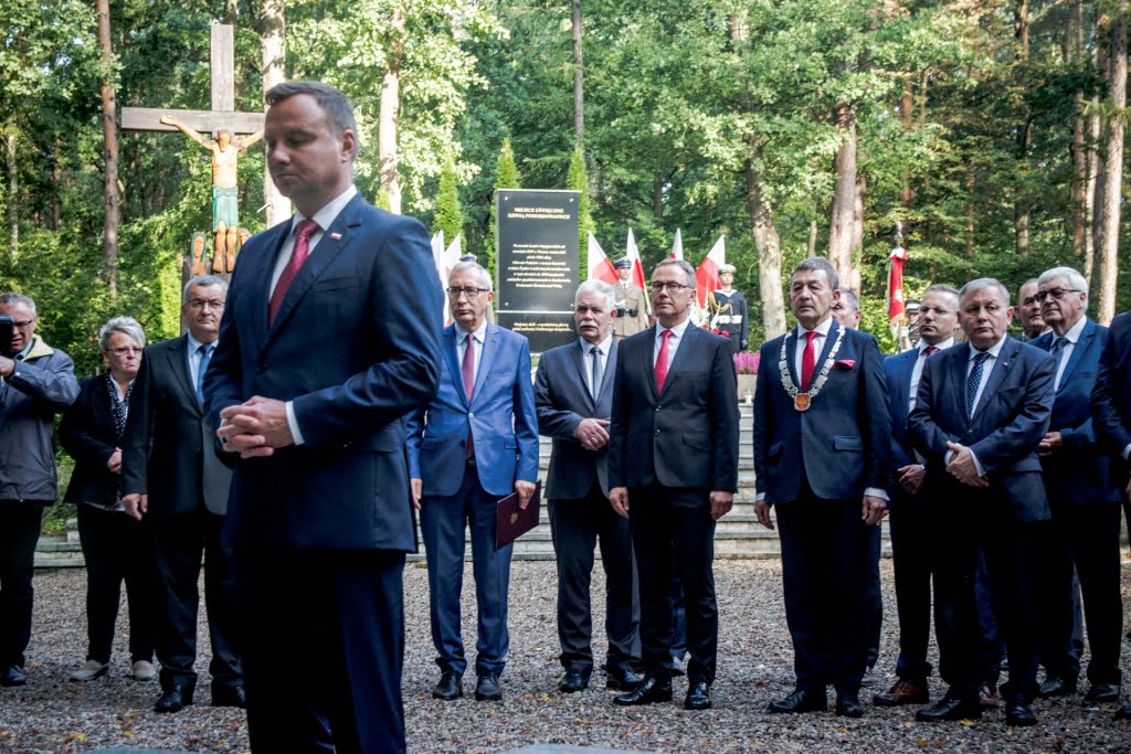 Prezydent Andrzej Duda zapalił znicze na grobach w Lesie Szpęgawskim
