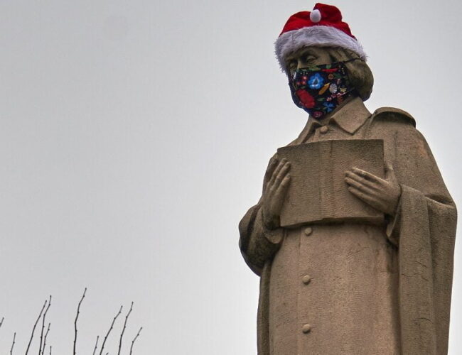 Pomnik Adama Mickiewicza gotowy na święta