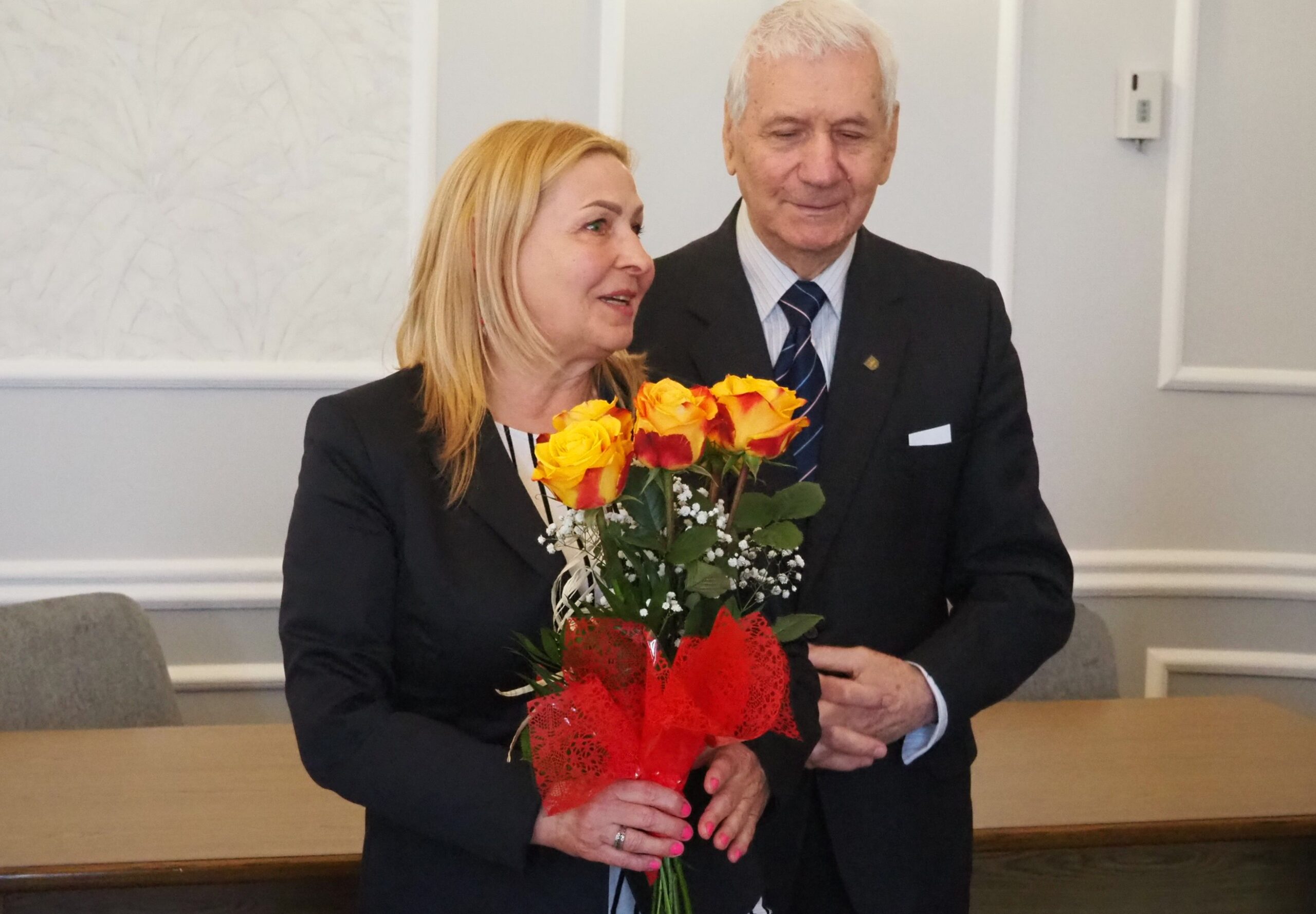 Nowa przewodnicząca starogardzkiego koła PZERiI Danuta Słomińska (trzyma bukiet kwiatów) i były przewodniczący Jan Brdak. 