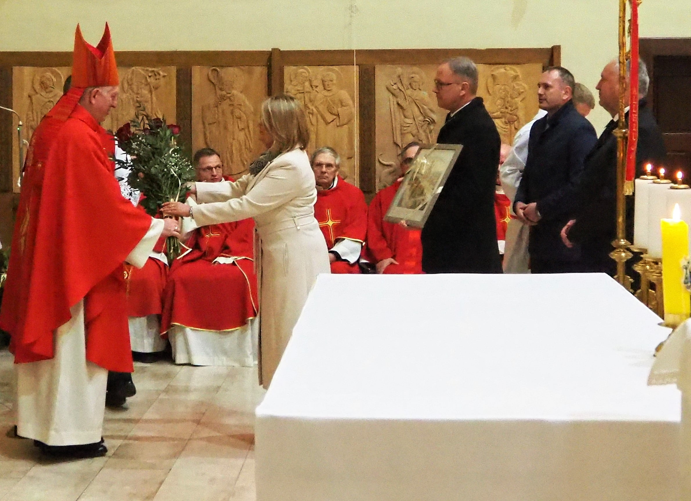 Władze miasta składają podziękowania księdzu biskupowi Ryszardowi Kasynie.