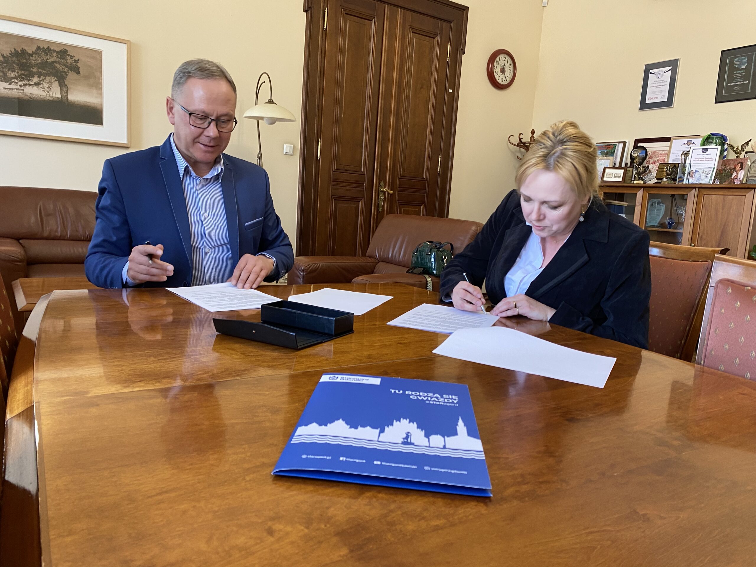 Przy stole umowę na wsparcie koncertu podpisują prezydent miasta Janusz Stankowiak i Dorota Jabłońska-Mazurek.