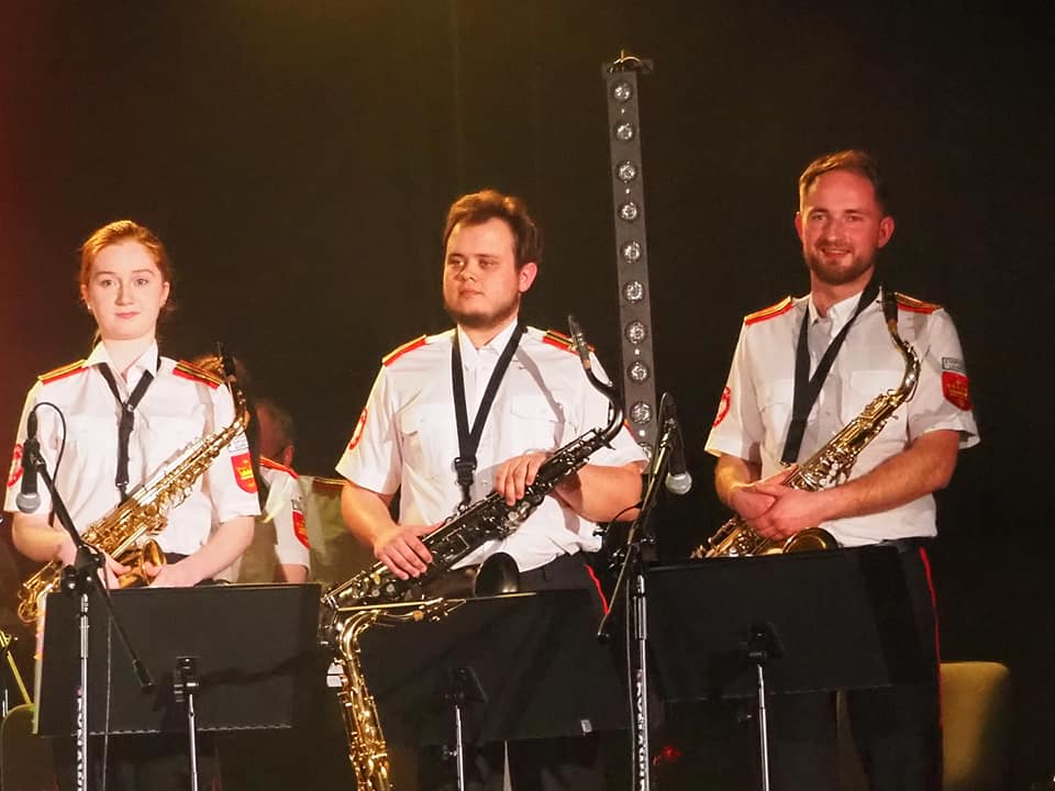 Sekcja saksofonów - kobieta i dwóch mężczyzn