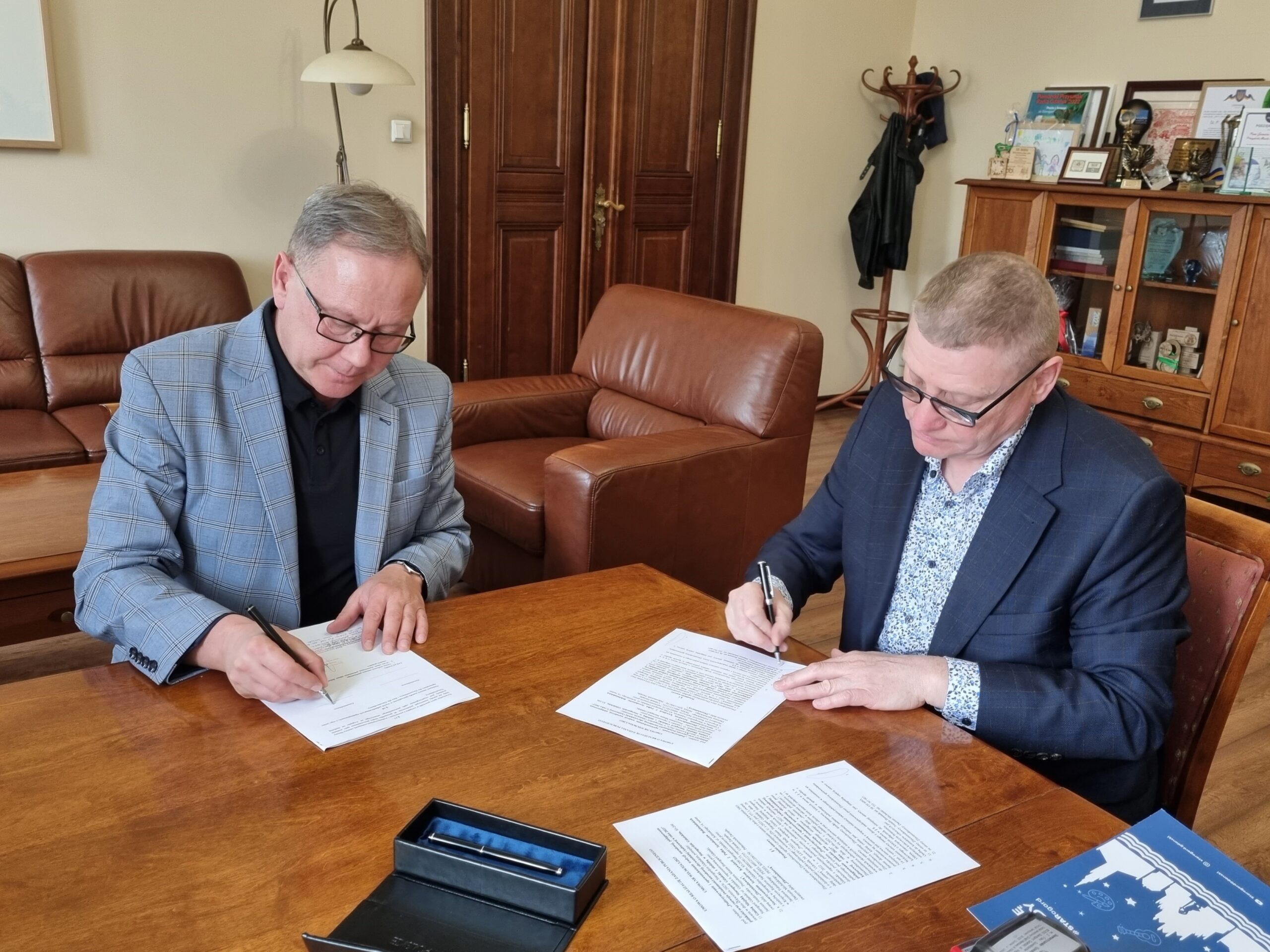 Umowę na realizację zadania podpisali 24 kwietnia prezydent miasta Janusz Stankowiak oraz Jarosław Tobieński ze stowarzyszenia Szwadron Kawalerii 2 Pułku Szwoleżerów Rokitniańskich.
