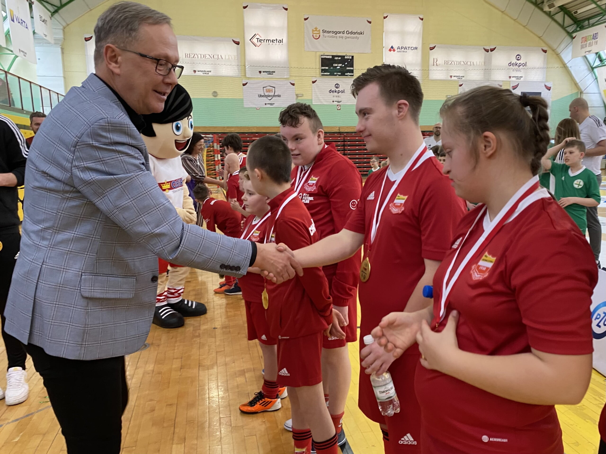  Prezydent Miasta Janusz Stankowiak składa gratulacje i wręcza medale zawodnikom.