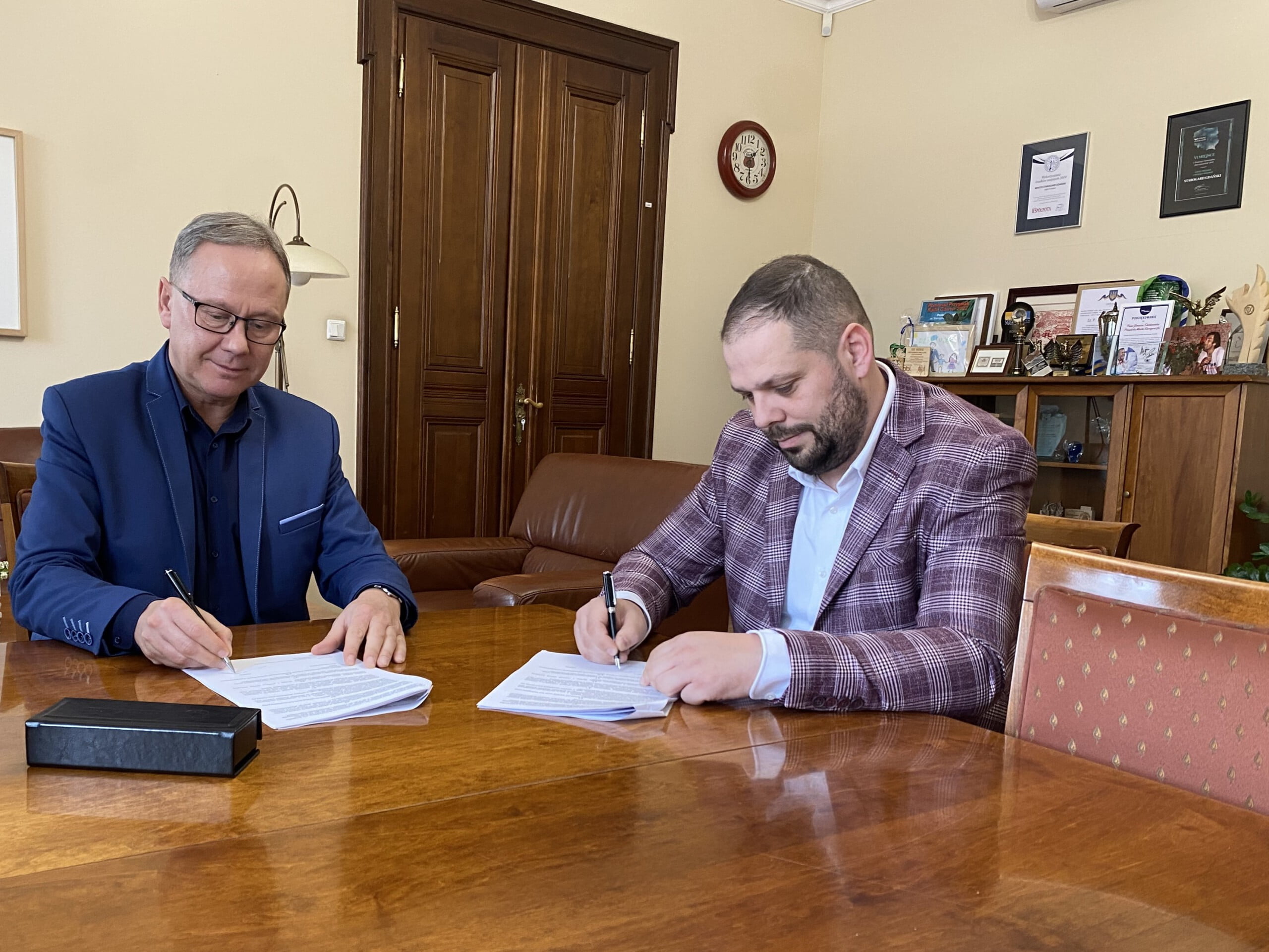 Umowę na realizację zadania podpisali 12 kwietnia prezydent miasta Janusz Stankowiak i Marcin Pakmur, trener drużyny.