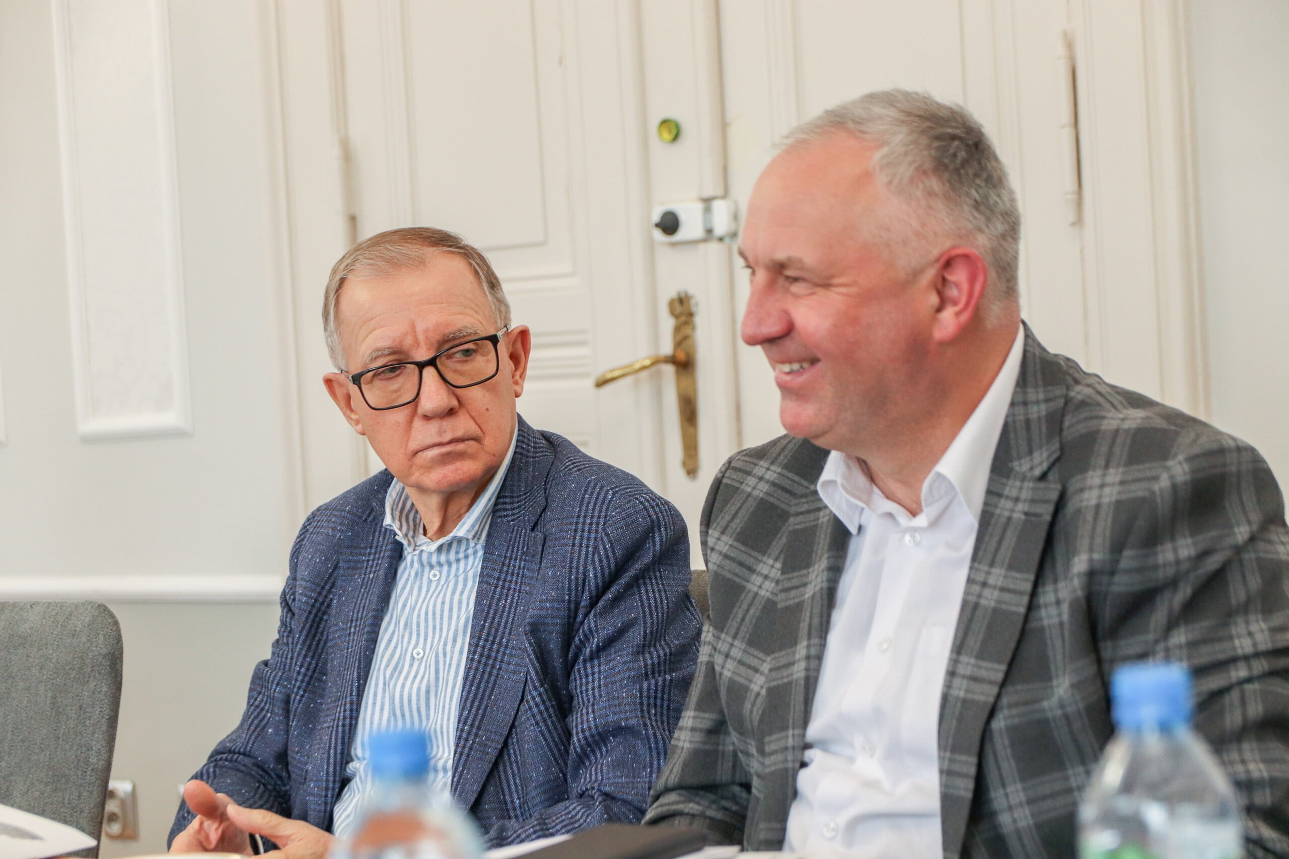 Na zdjeciu są dwaj mężczyżni: własciciel firmy POLMET Henryk Kinder oraz wiceprzeydent Tadeusz Błedzki, który się uśmiecha. 