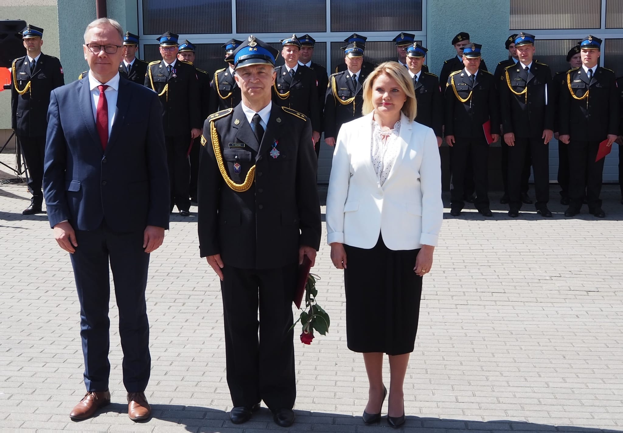 Na pierwszym planie od lewej: Prezydent Miasta Janusz Stankowiak, st. asp. Krzysztof Gapski oraz Przewodnicząca Rady Miasta Anna Benert