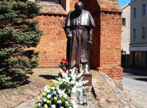 Pomnik Jana Pawła II. Starogard Gdański