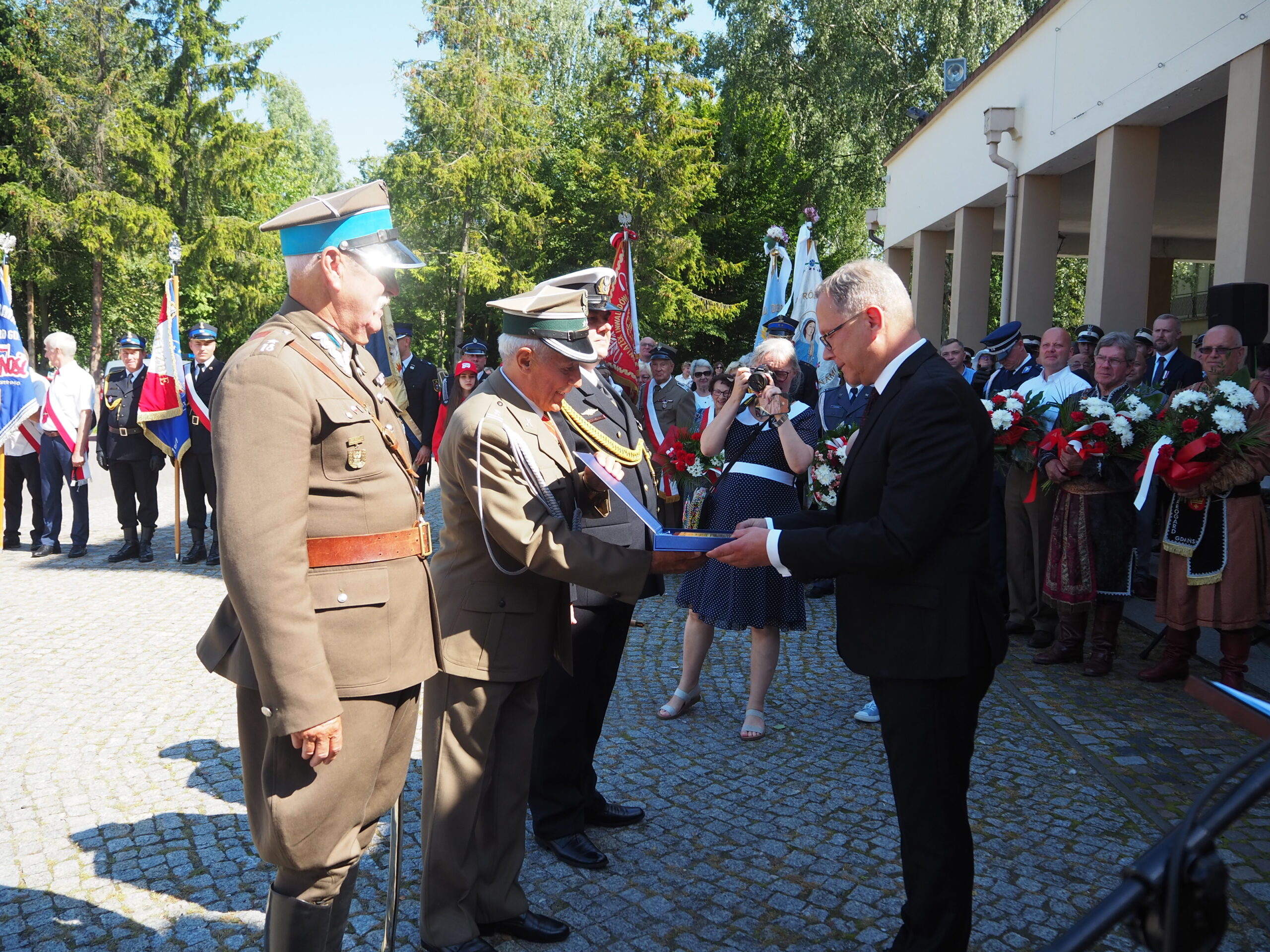Związek Żołnierzy Wojska Polskiego wręczył Prezydentowi Miasta Starogard Gdański pamiątkowy grawerton z okazji urodzin. 