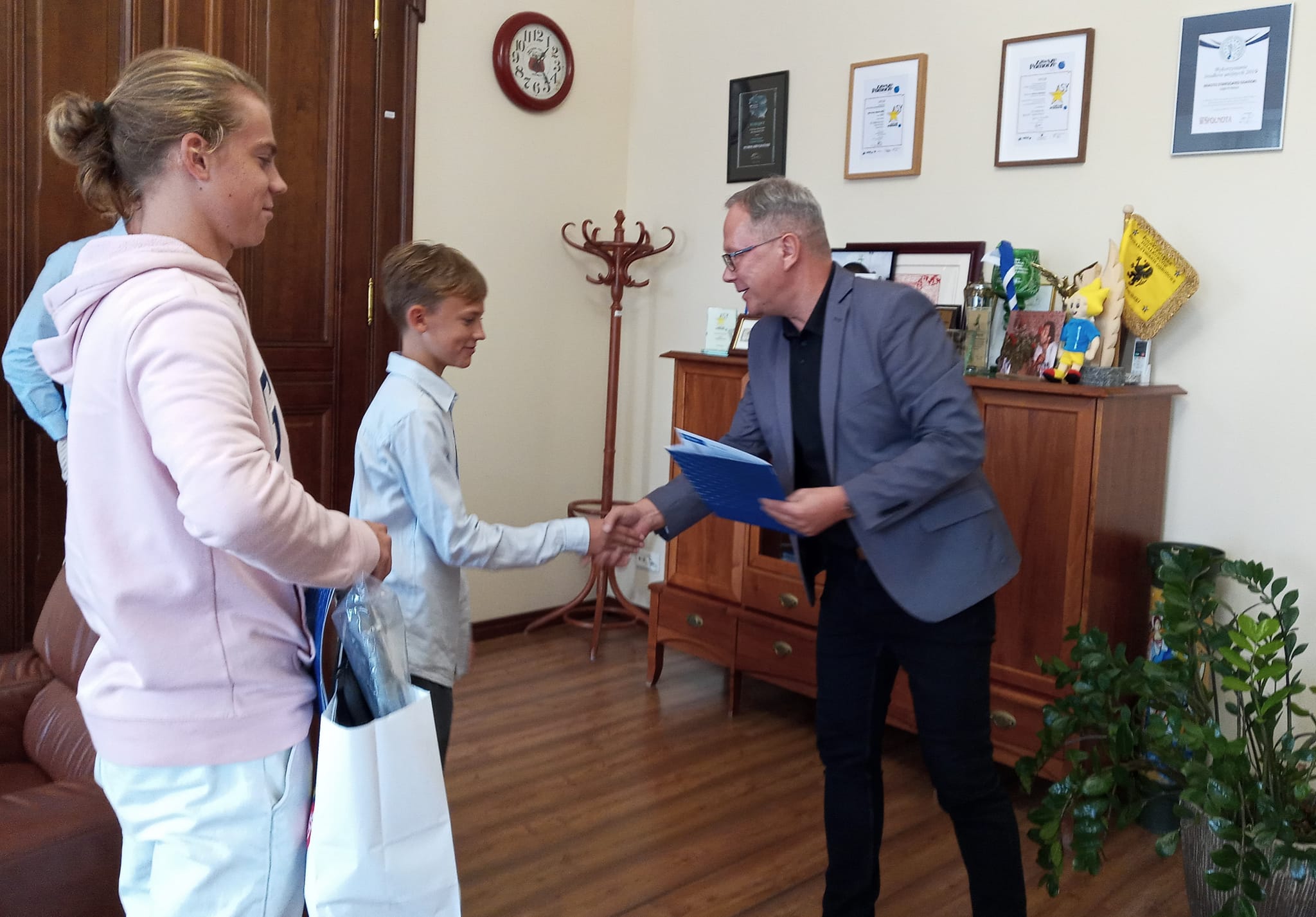 Prezydent Starogardu Gdańskiego Janusz Stankowiak gratuluje młodym zawodnikom dotychczasowych sukcesów. 