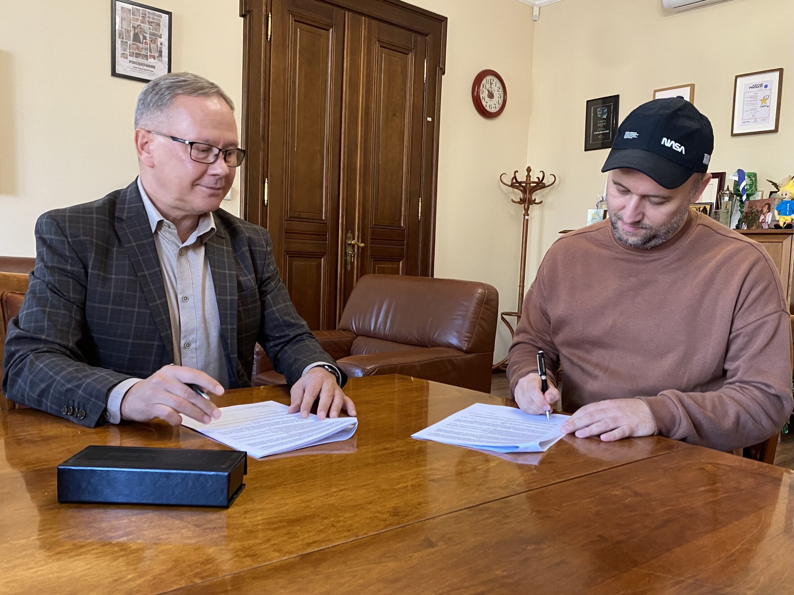 Podpisanie umowy z prezydentem miasta w gabinecie.