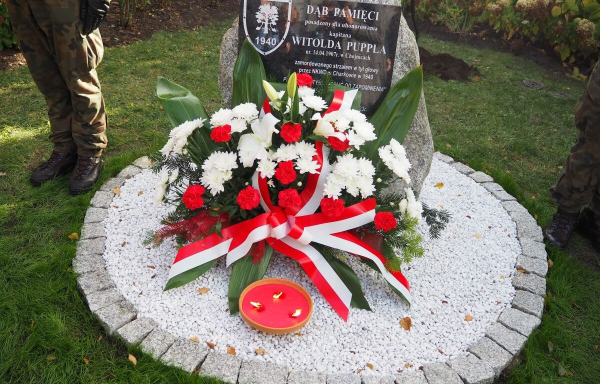 Posadzili Dąb Pamięci ku czci ofiarom zbrodni katyńskiej przy I LO w Starogardzie Gdańskim