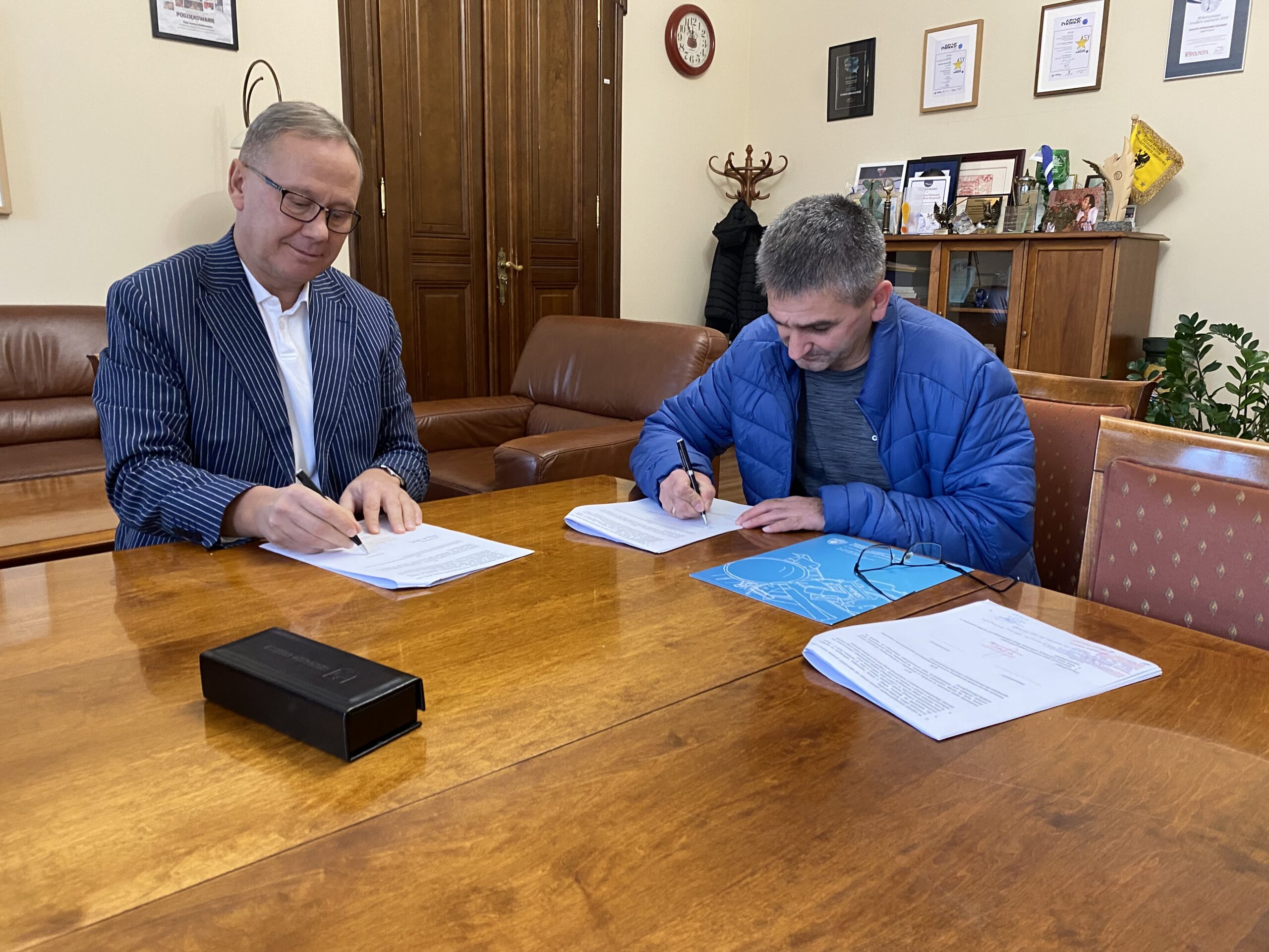 Prezydent miasta podpisuje umowę z przedstawicielem klubu Cor Cordium.