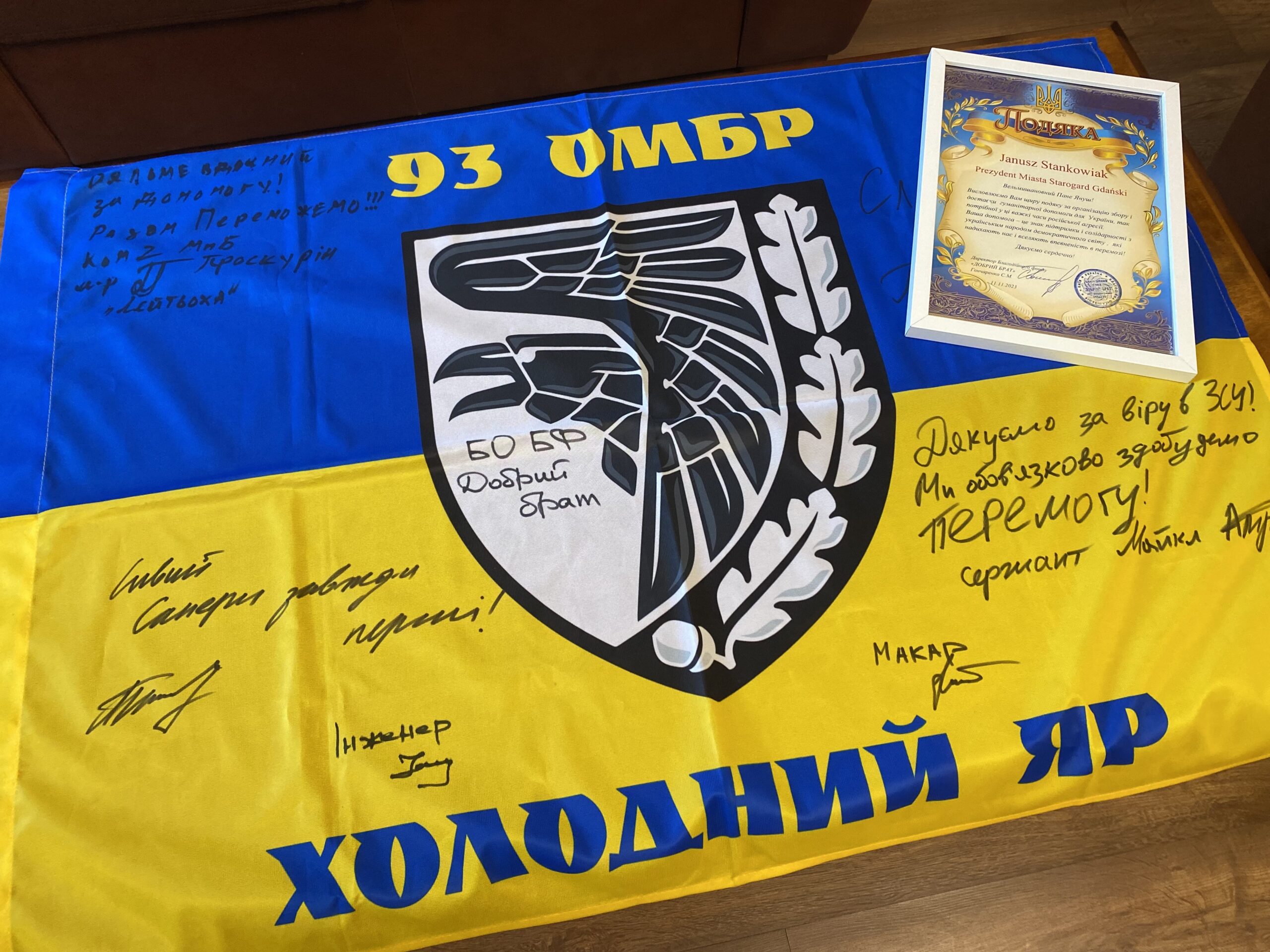 Flaga z podpisami ukraińskich żołnie