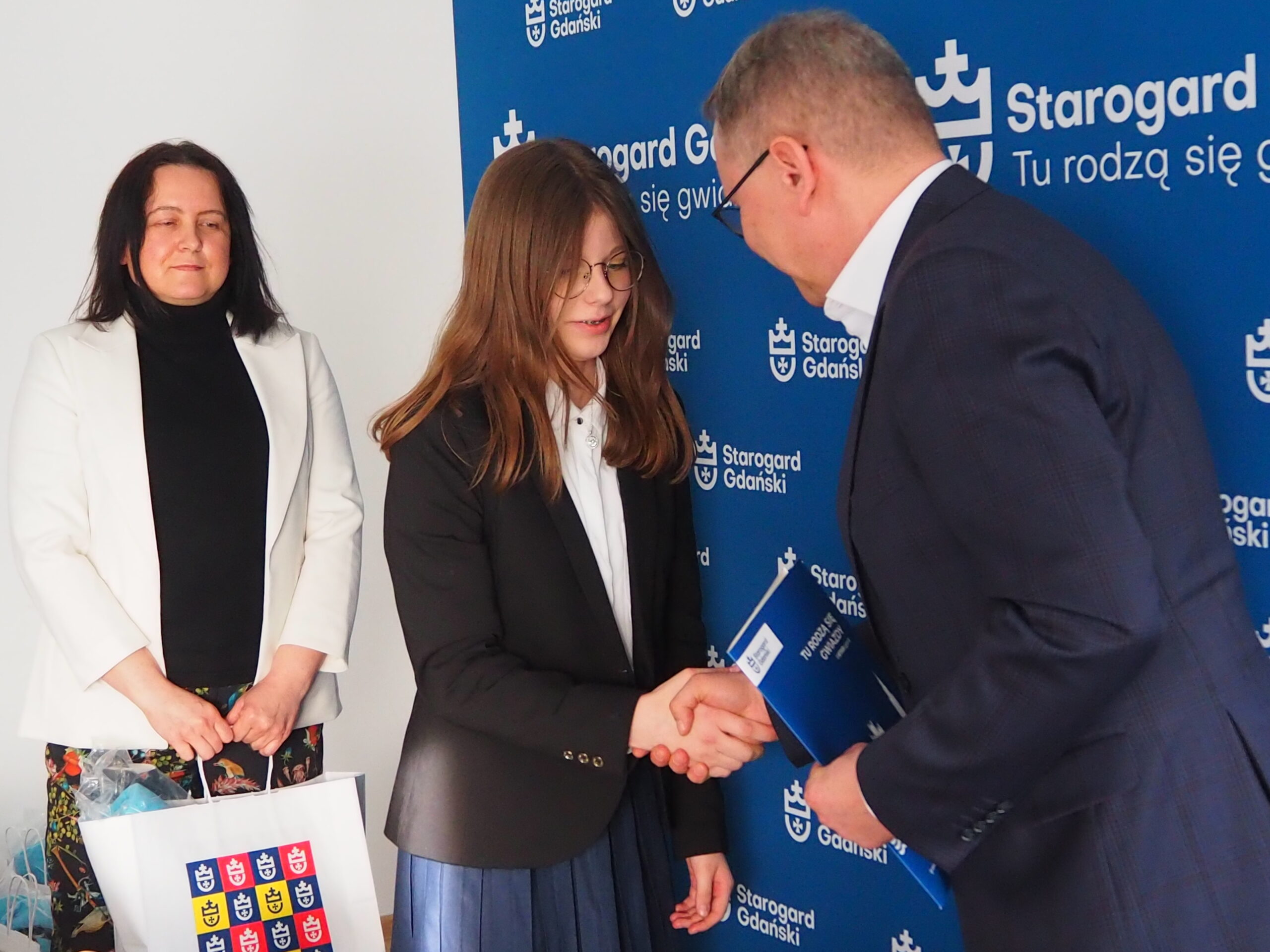 Każdy obecny na spotkaniu członek Młodzieżowej rady Miasta Starogard Gdański otrzymał podziękowania od Prezydenta Miasta Janusza Stankowiaka oraz Pełnomocnika Prezydenta ds. organizacji Pozarządowych, Dzieci i Młodzieży