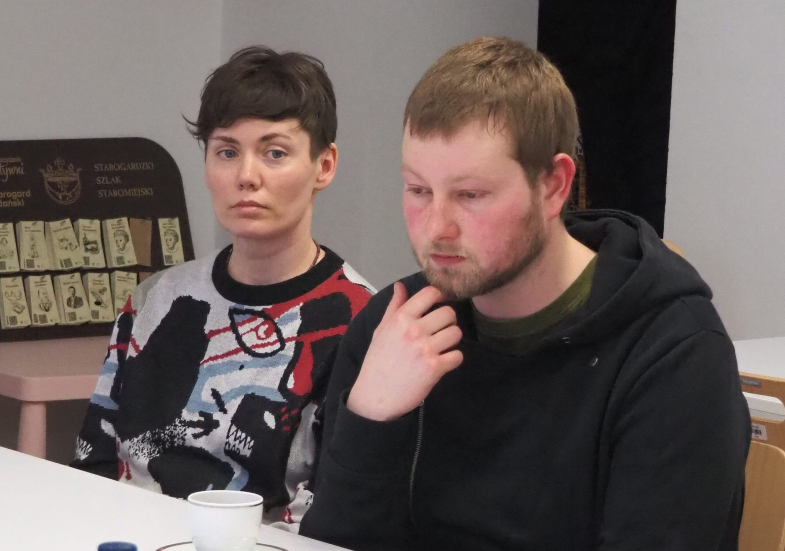 Od lewej: Martyna Pazera, która otrzymała stypendium w dziedzinie grafiki i Beniamin Tomasz Cierniak - stypendysta w dziedzinie malarstwa