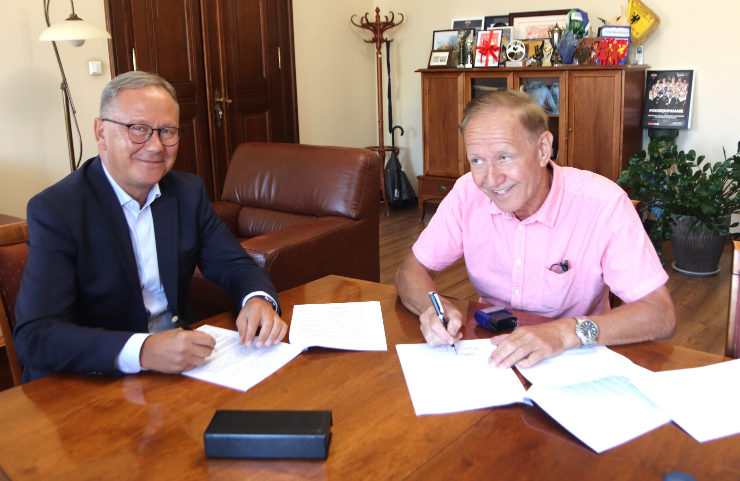 Prezydent Miasta Starogard Gdański podpisuje umowę z wiceprezesm Kociewskiego Klubu Biegacza Januszem Nowakiem. 