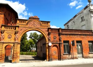 Portiernia z bramą, połączona z dawnym budynkiem biurowym (pierwotnie gospodarczym) przy Pałacu Wiecherta (1)