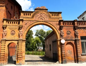 Portiernia z bramą, połączona z dawnym budynkiem biurowym (pierwotnie gospodarczym) przy Pałacu Wiecherta (9)