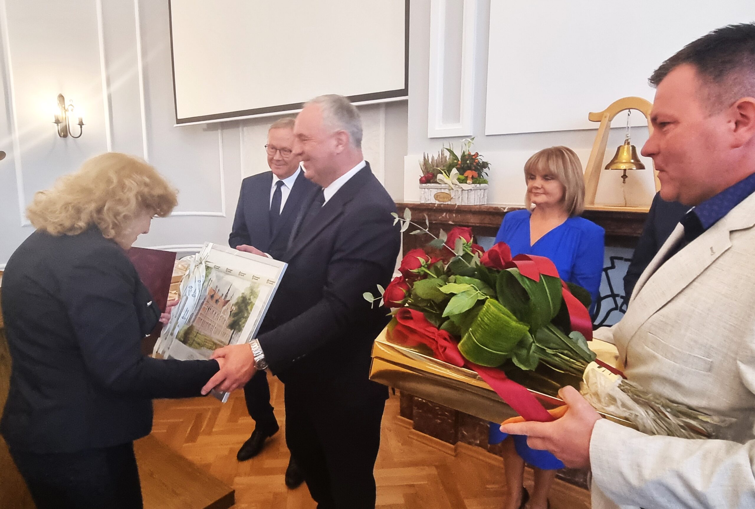 Kierownik USC Bożena Kamińska odbiera życzenia i gratulacje. 