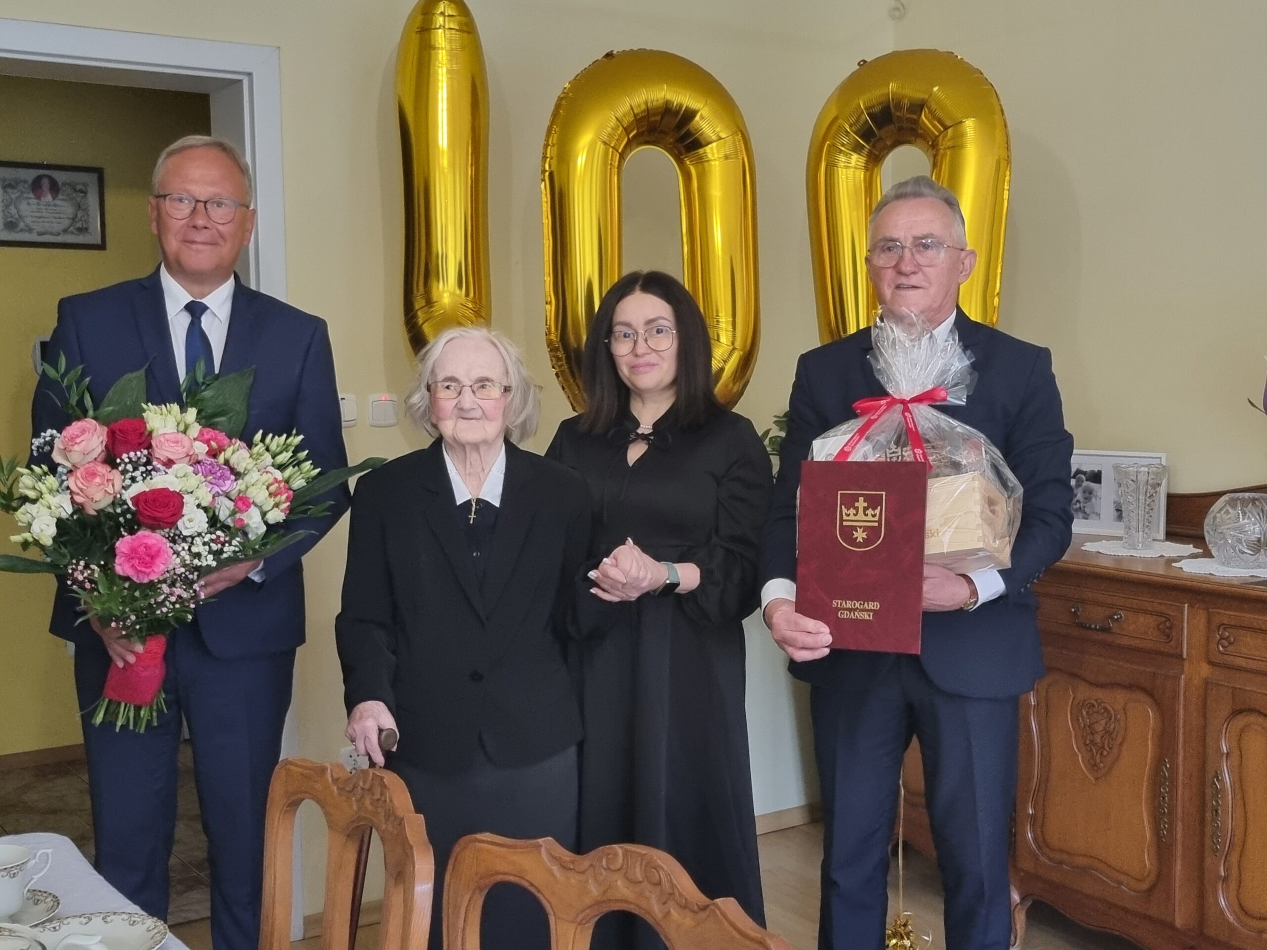 Pamiątkowe zdjęcie z Dostojną Jubilatką 