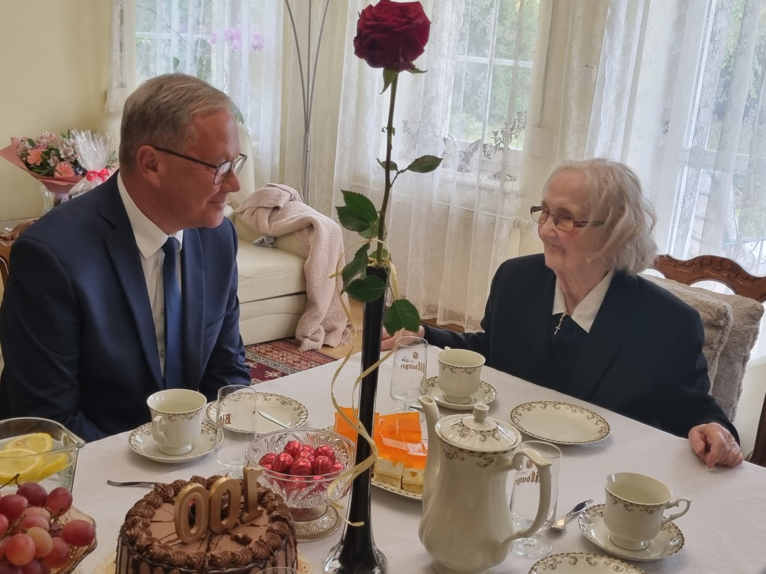 Prezydent Miasta Janusz Stankowiak rozmawia ze 100-letnią Krystyną Płaczek. 