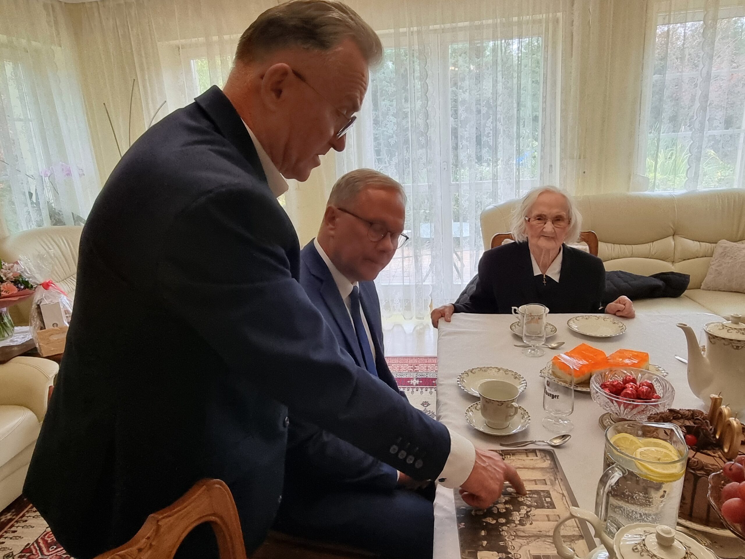 Mieczysław płaczek opowiada prezydentowi Starogardu historię swojej rodziny. 