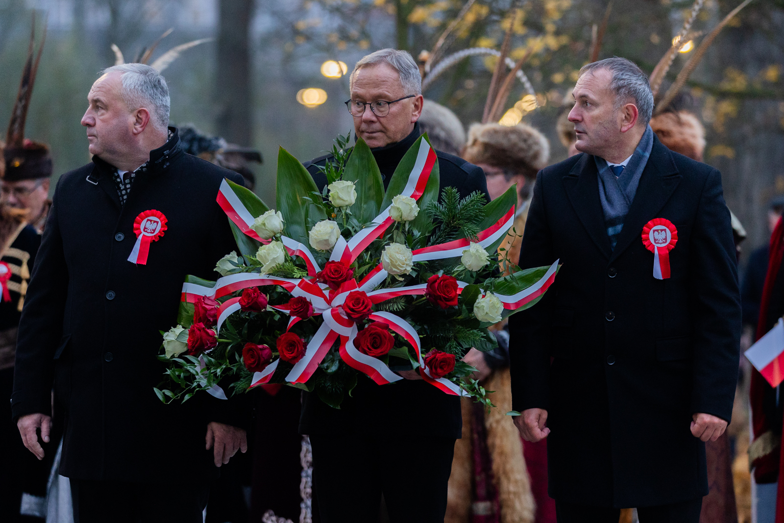 Prezydent Miasta Janusz Stankowiak wraz ze swoimi zastępcami maciejem Kalinowskim i Tadeuszem Błędzkim składają wiązankę kwiatów pod tablicą upamiętniającą powrót Starogardu do Państwa Polskiego