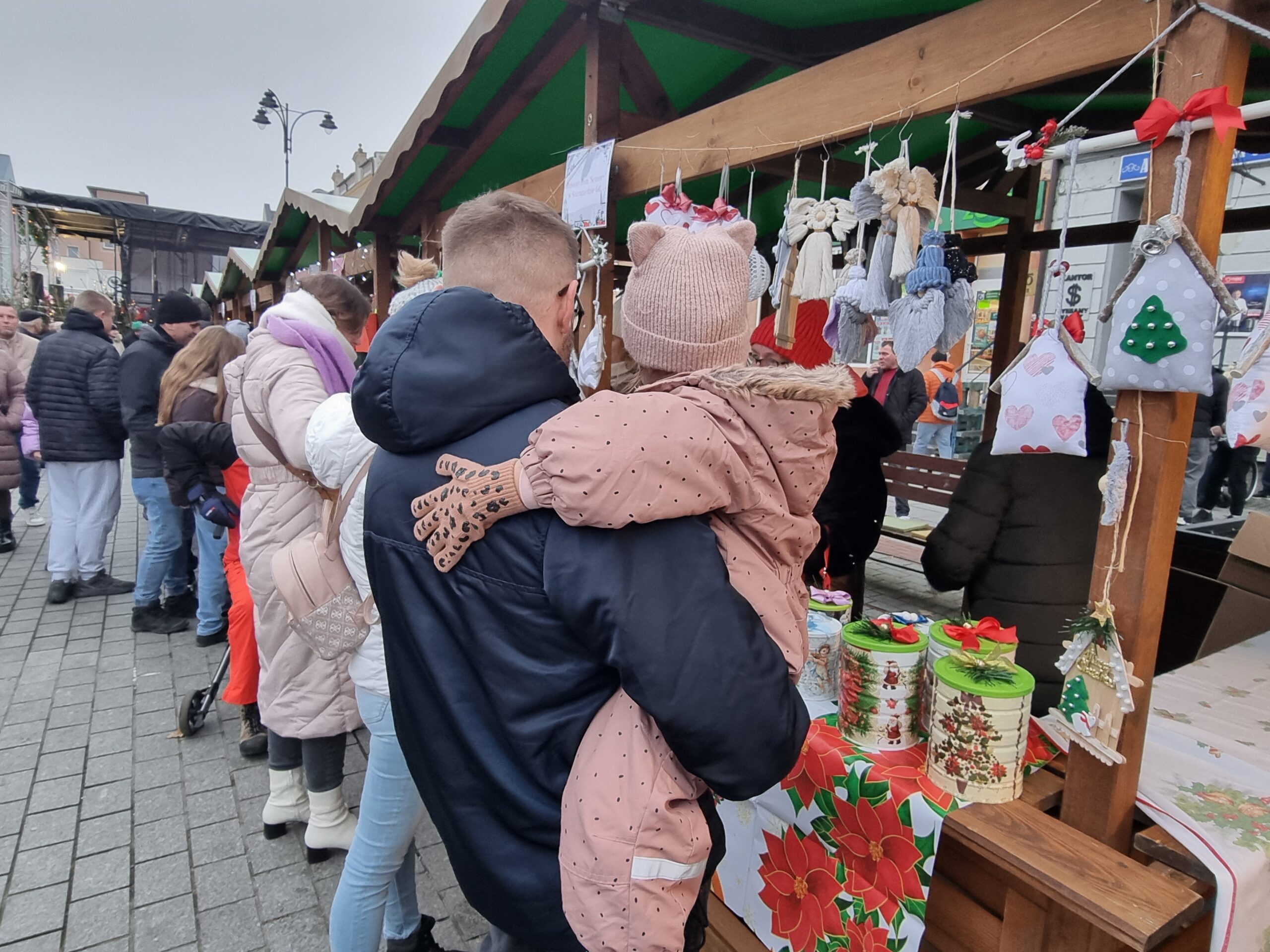 Kramy ze smakołykami przyciągnęły wielu mieszkańców miasta.