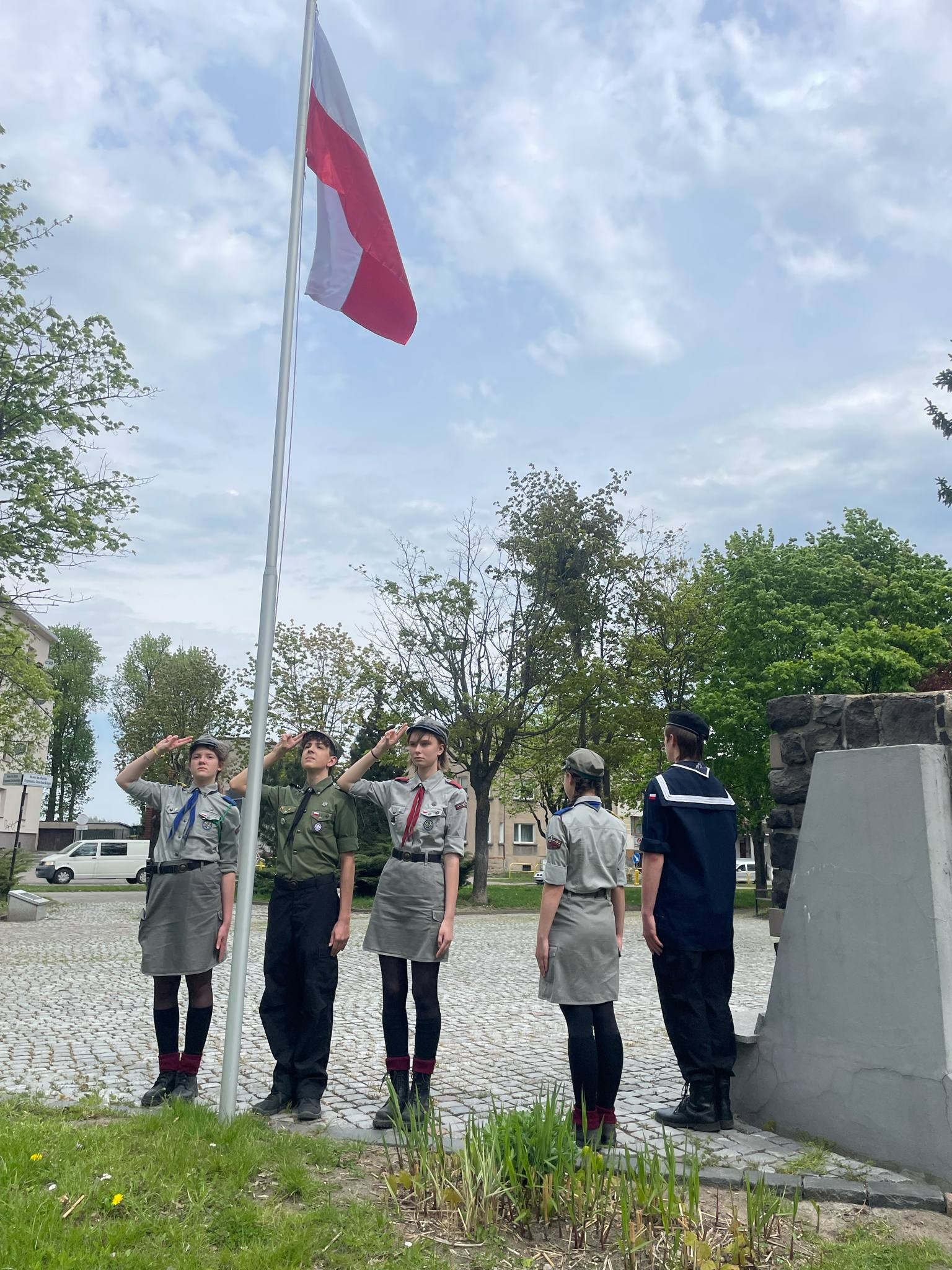Harcerze przy Pomniku Poległych i Zamordowanych Harcerzy w latach 1939 - 1945.