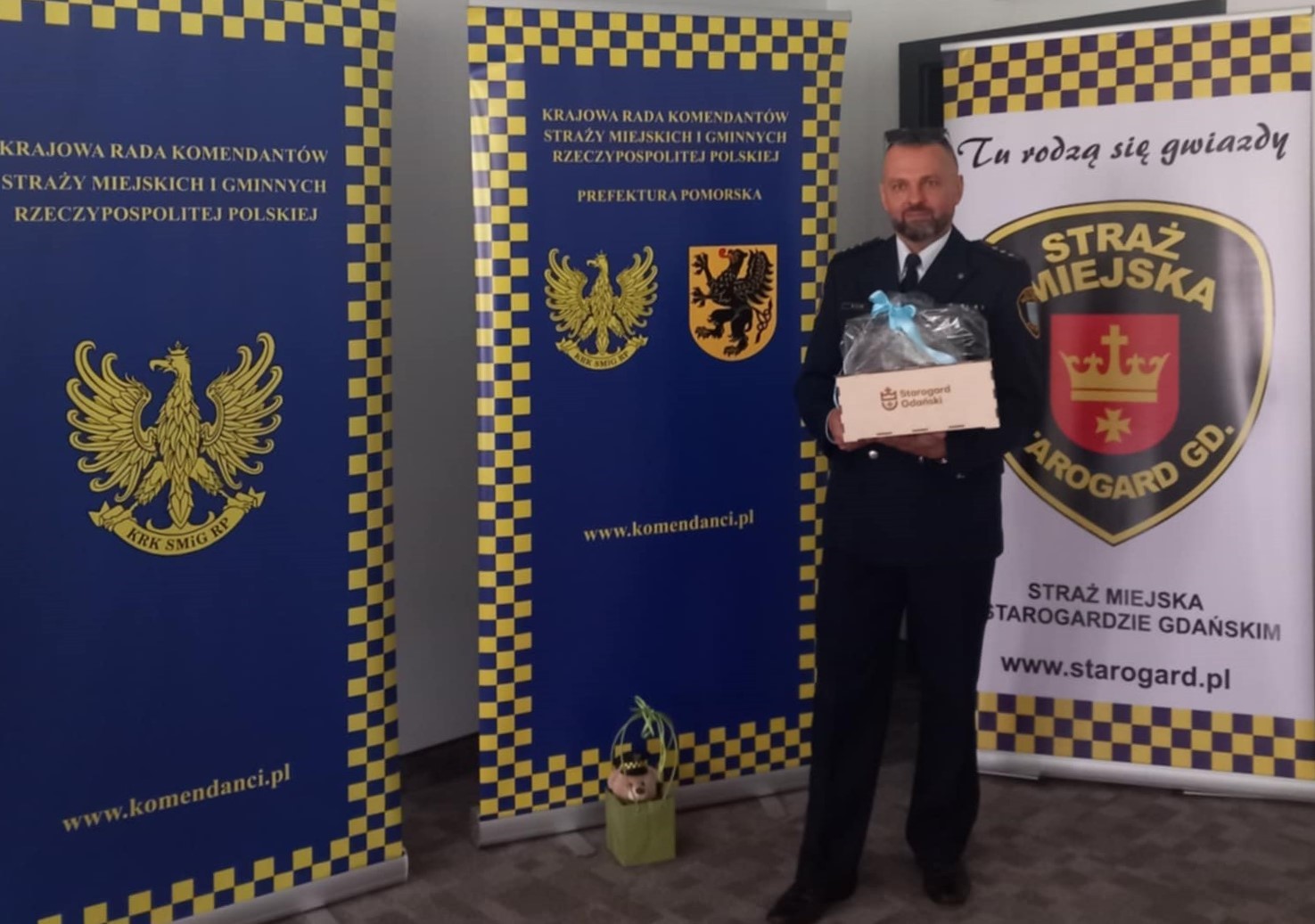 Mirosław Ilijn otrzymał podziękowanie za zaangażowanie w organizację akcji ,,Pies Twoim Przyjacielem".