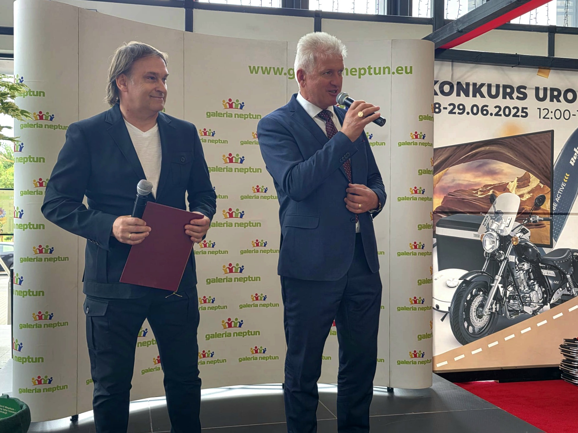Właściciele Galerii Neptun Mariusz Szwarc (z prawej) i Tomasz Pastwa wspominali jak powstawała. Podziękowali też swoim bliskim za wsparcie.