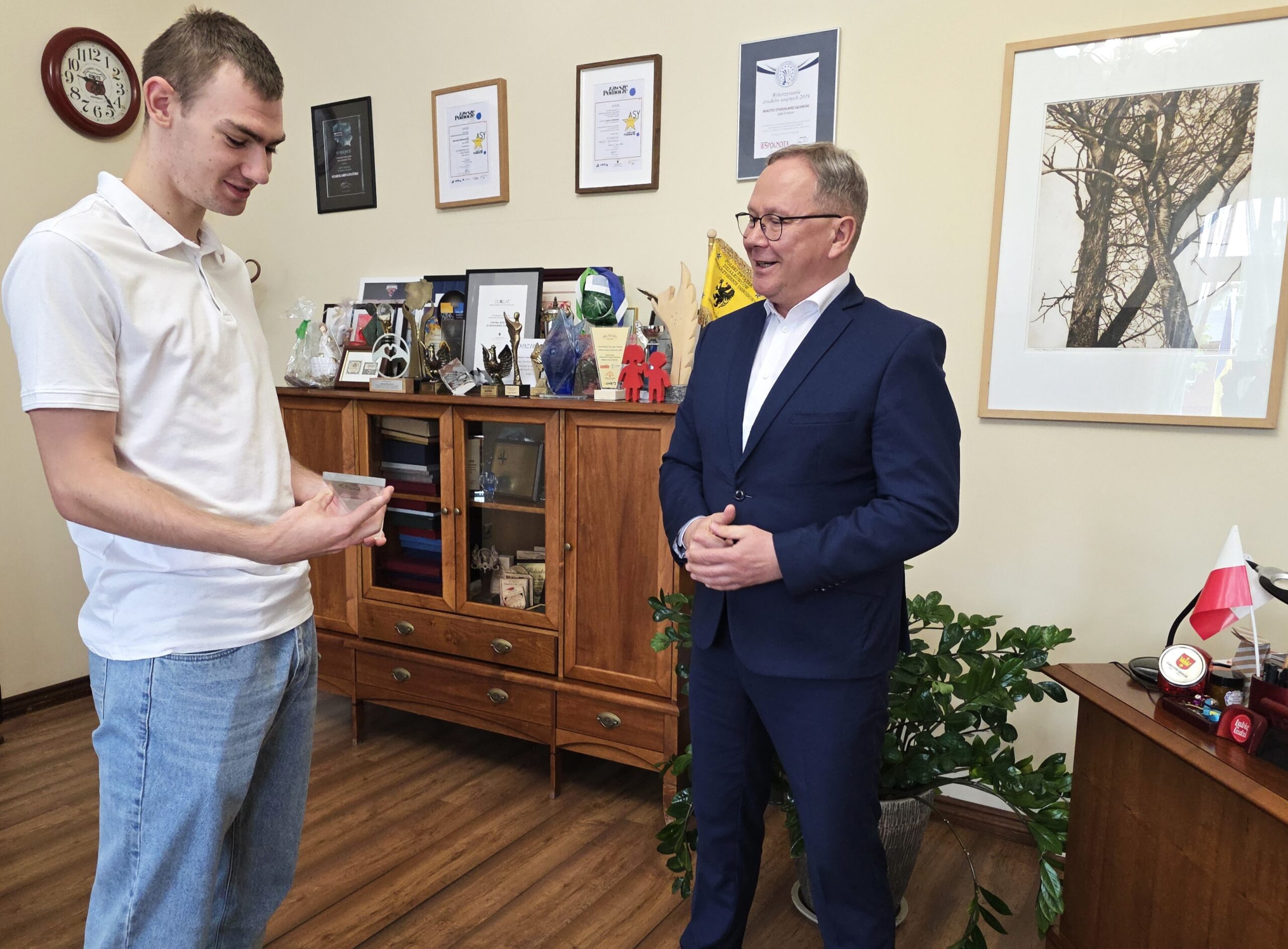 Prezydent Miasta Starogard Gdański Janusz Stankowiak pogratulował Filipowi sukcesów.