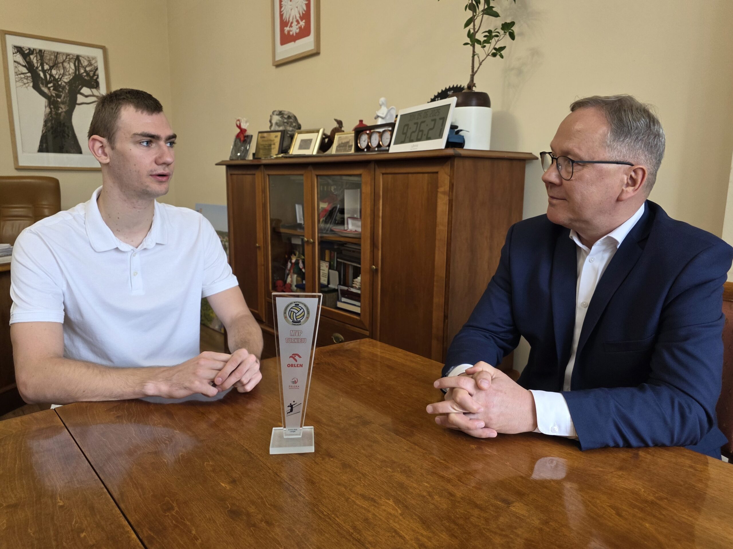 Filip opowiedział Prezydentowi Miasta o swoim codziennym życiu w Warszawie, treningach i planach na przyszłość.