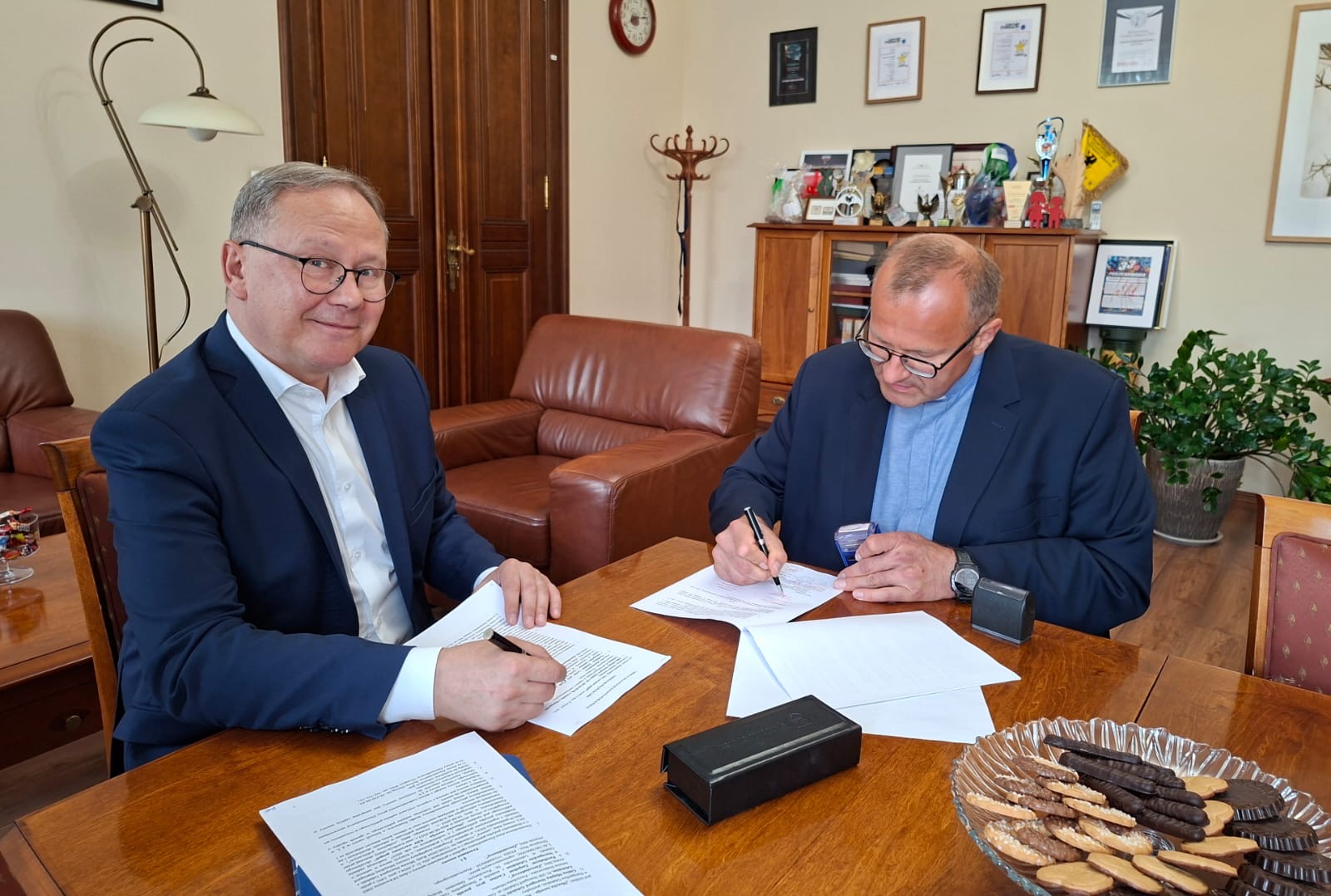 Prezydent miasta i ksiądz Grzegorz Weis na zdjęciu.