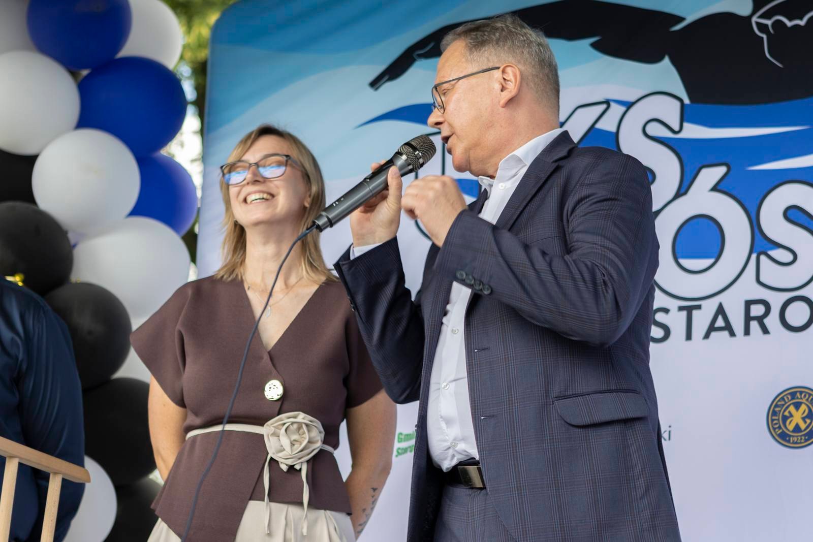 Prezydent Miasta Janusz Stankowiak składa gratulacje na ręce prezes klubu Agnieszki Klechy.