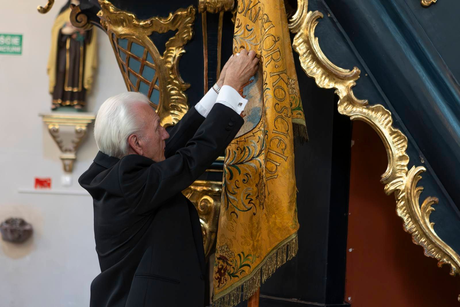 . Ryszard Szwoch przypiął też specjalną odznakę Orderu św. Stanisława do sztandaru Męskiego Chóru Kościelnego pw. Najświętszego Serca Jezusowego przy parafii św. Mateusza.