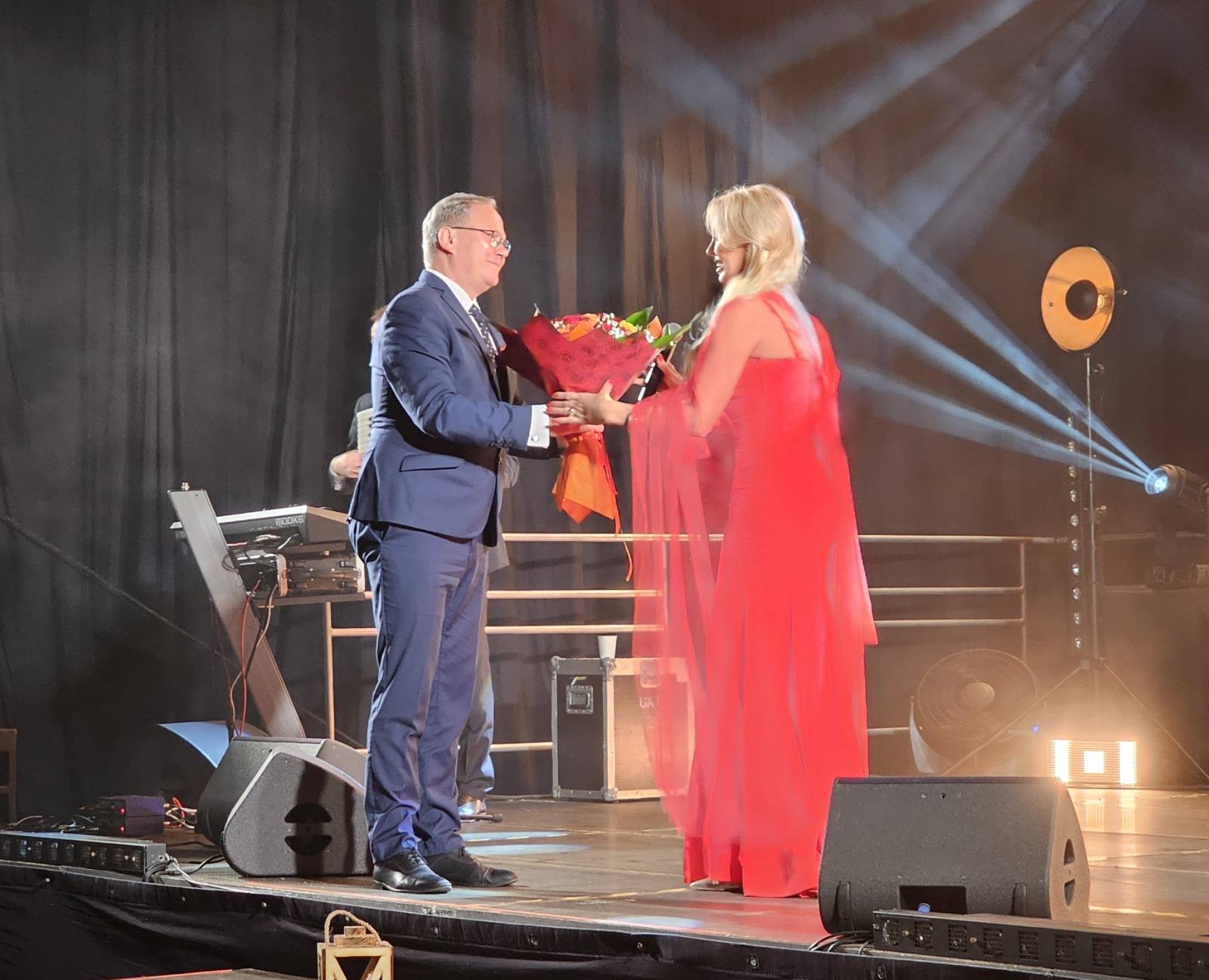 Podziękowania dla Teresy Werner, która porwała starogardzką publiczność. Fot. Menagment artystki