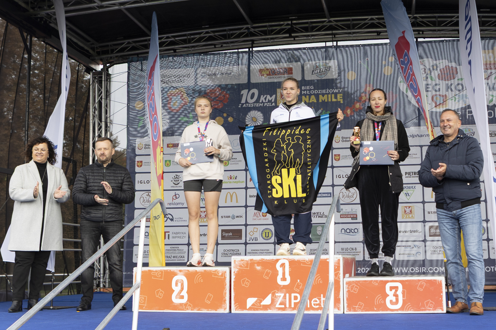 Biegacze na podium.