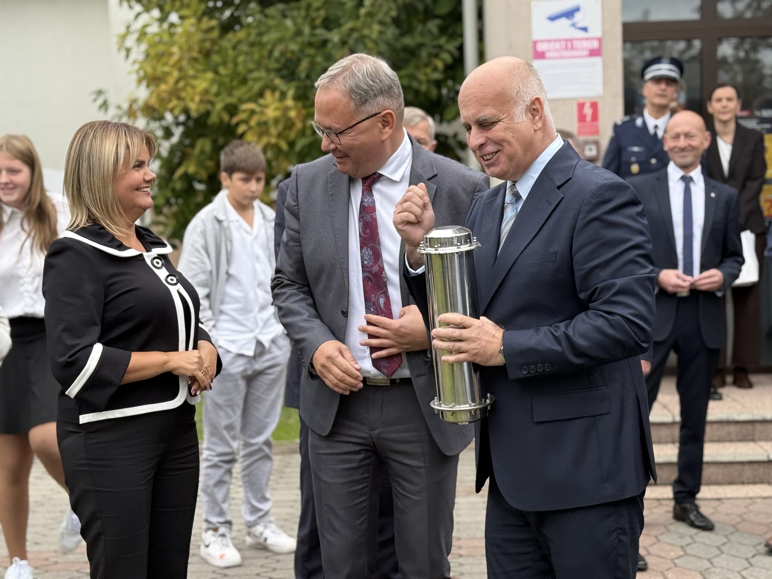 Na zdjęciu prezydent i dyrektor z kapsułą czasu.